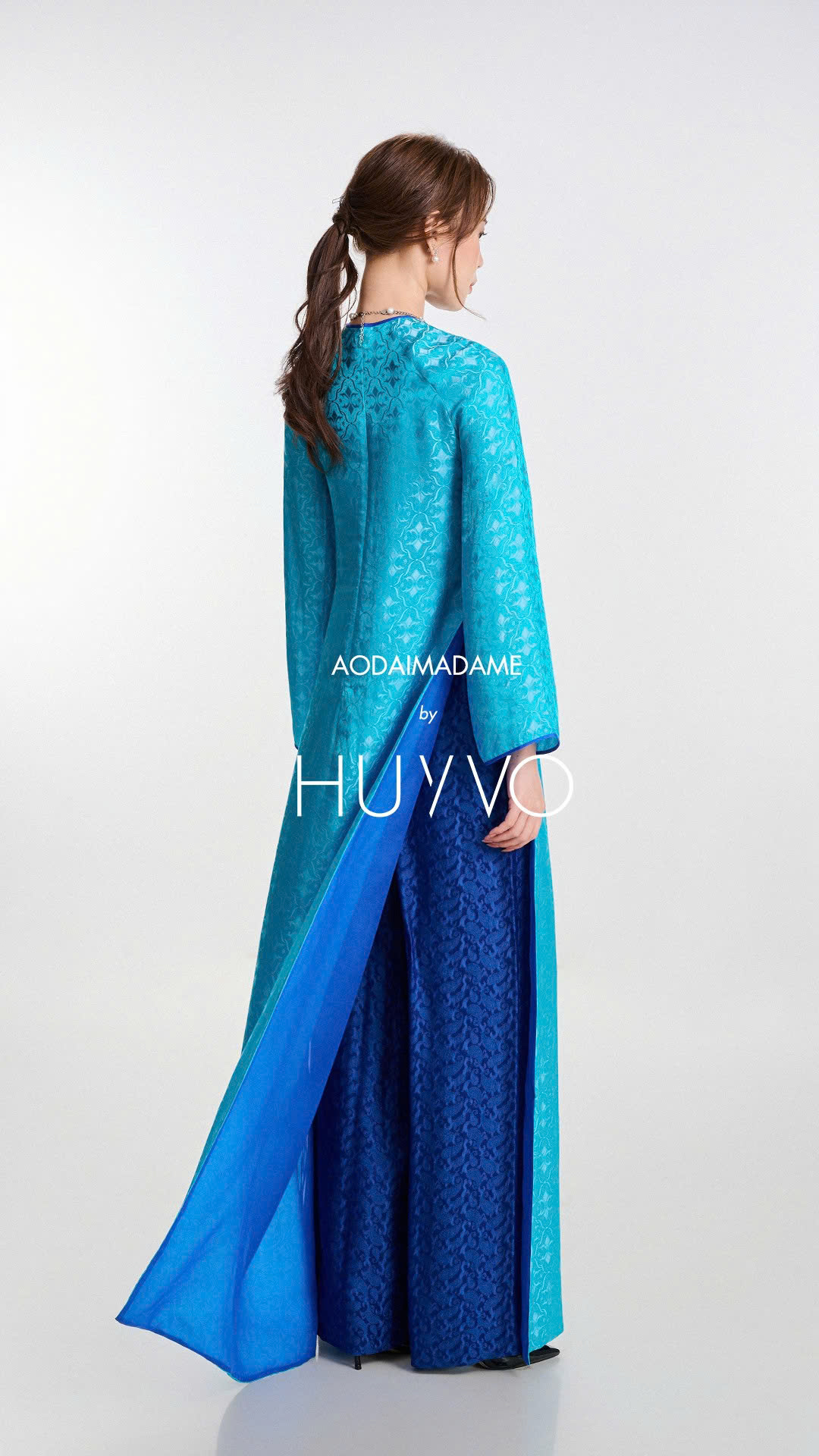 The Blue Royal – Abloom